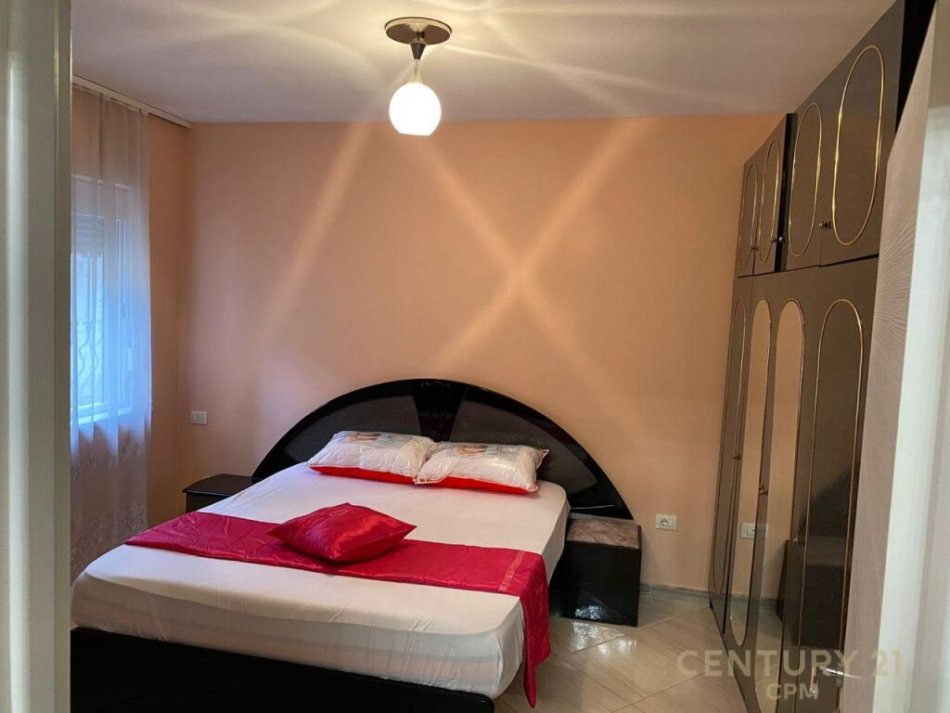 Tirane, jepet me qera apartament 4+1 Kati 1, 120 m² 800 € (pazari i ri)
