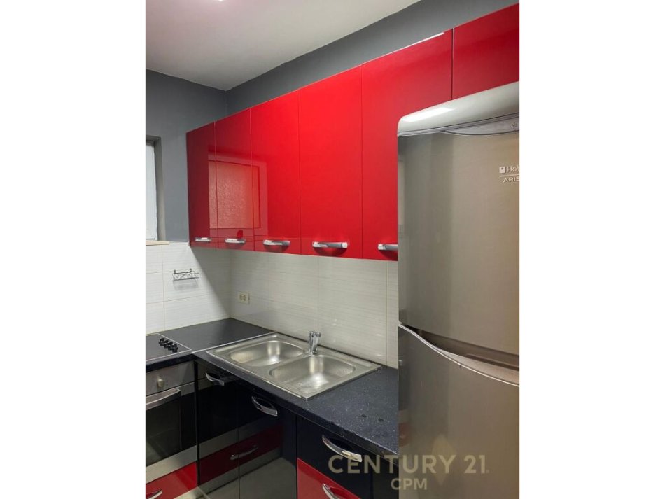 Tirane, jepet me qera apartament 4+1 Kati 1, 120 m² 800 € (pazari i ri)