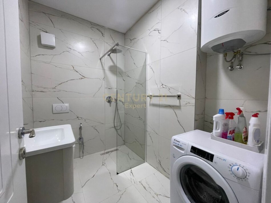 Tirane, jepet me qera apartament 1+1+Ballkon Kati 2, 70 m² 650 € 