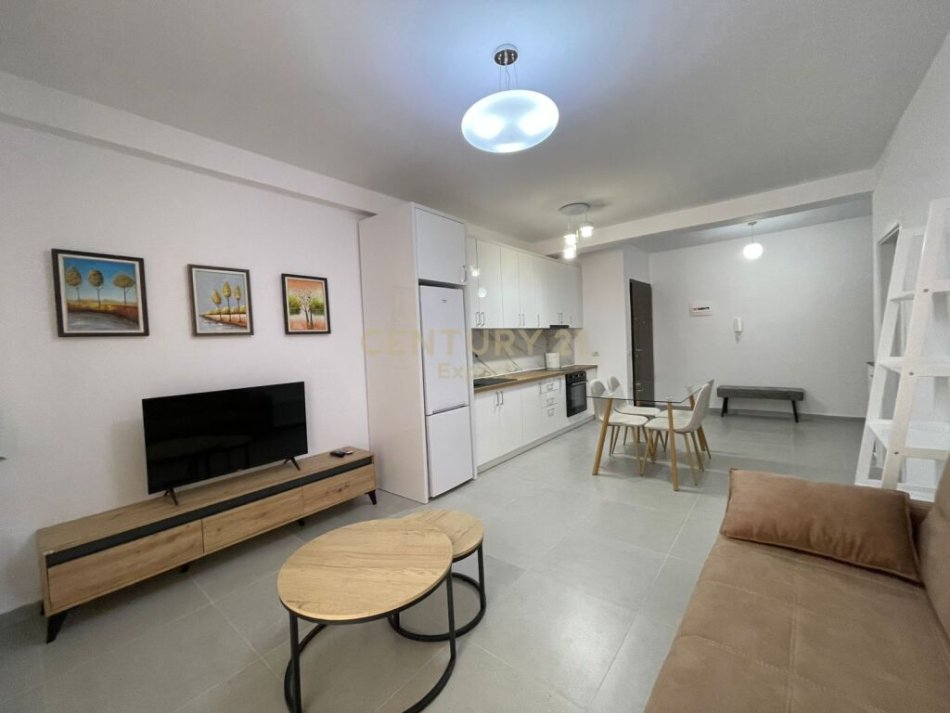 Tirane, jepet me qera apartament 1+1+Ballkon Kati 2, 70 m² 650 € 