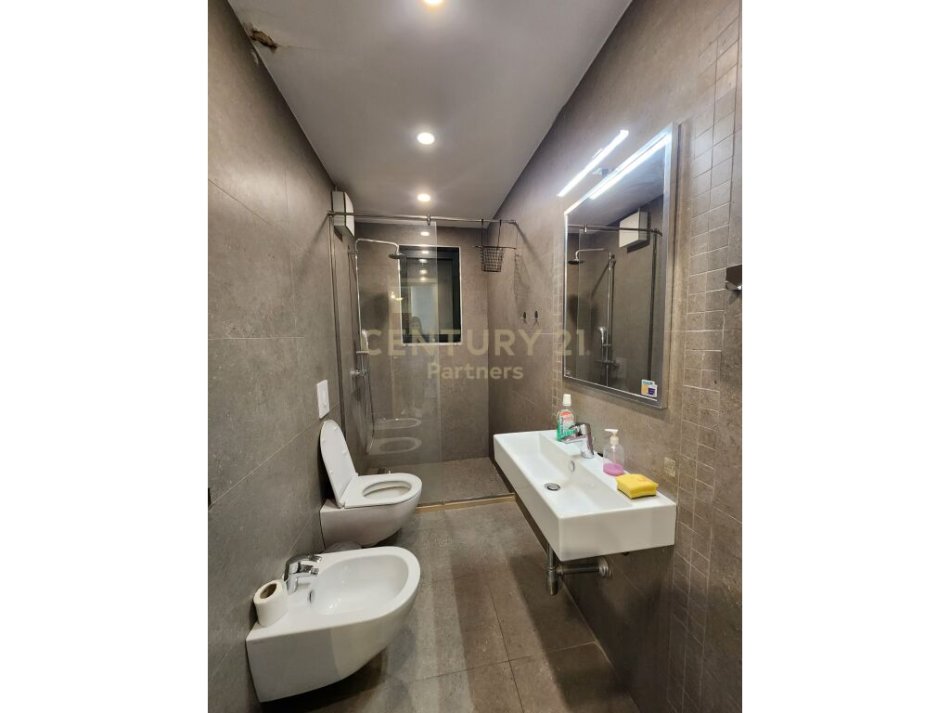Tirane, jepet me qera apartament 2+1+Ballkon , 105 m² 650 € 