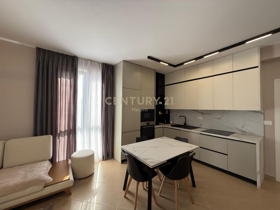 Tirane, jap me qera apartament 2+1 , 116 m² 650 € (Rruga: Alajdin Frasheri, Shkozë)