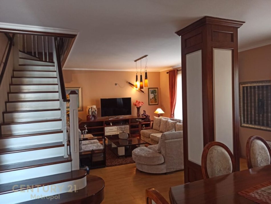 Shqiperi, shes apartament duplex Dublex Kati 8, 272 m² (RRUGA E BOGDANEVE)