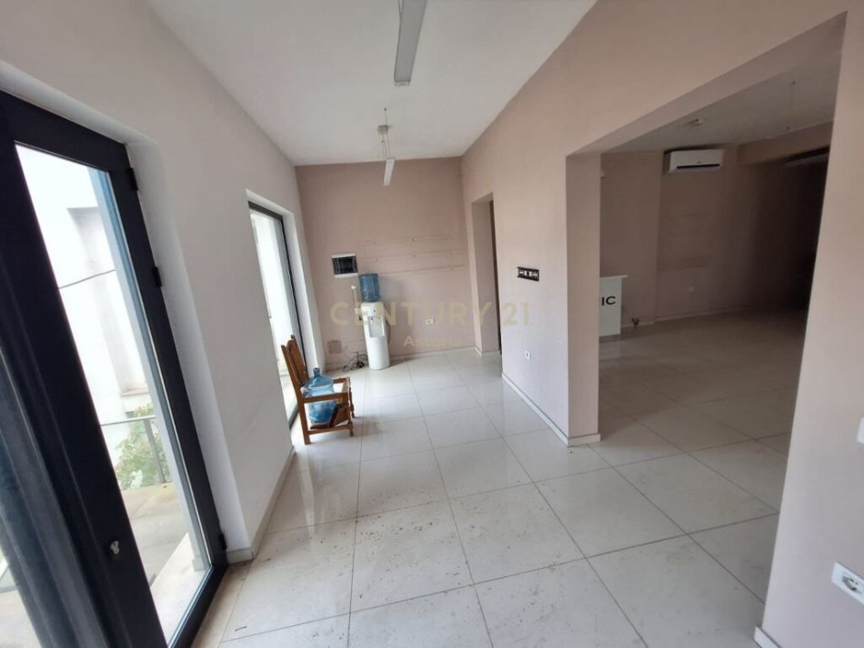 Tirane, jepet me qera apartament 3+1 Kati 1, 120 m² 1.200 € (Kinostudio)