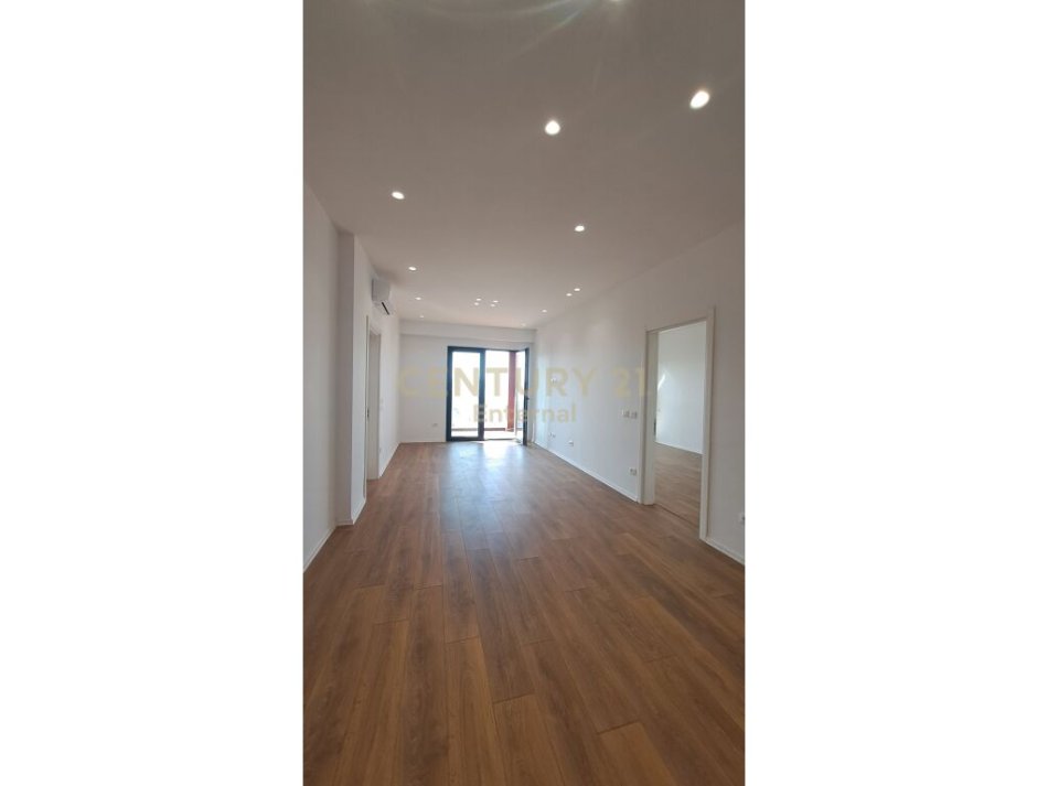 Tirane, jepet me qera apartament 2+1+Aneks+Ballkon Kati 20, 111 m² 1.000 € (Garden Building)