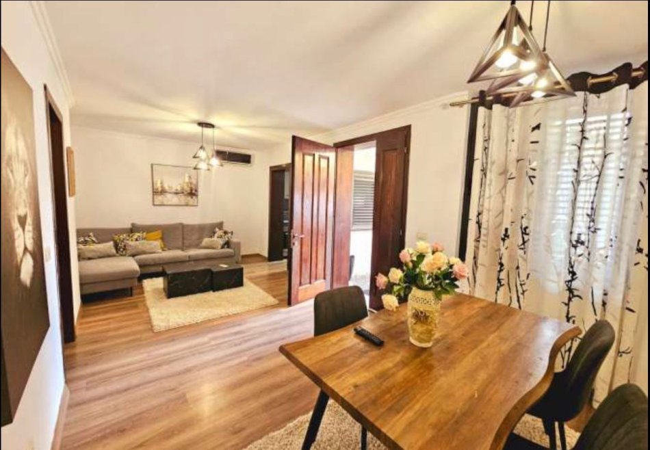 Tirane, jepet me qera apartament 1+1 Kati 1, 105 m² 700 € (Sheshi Skenderbej)