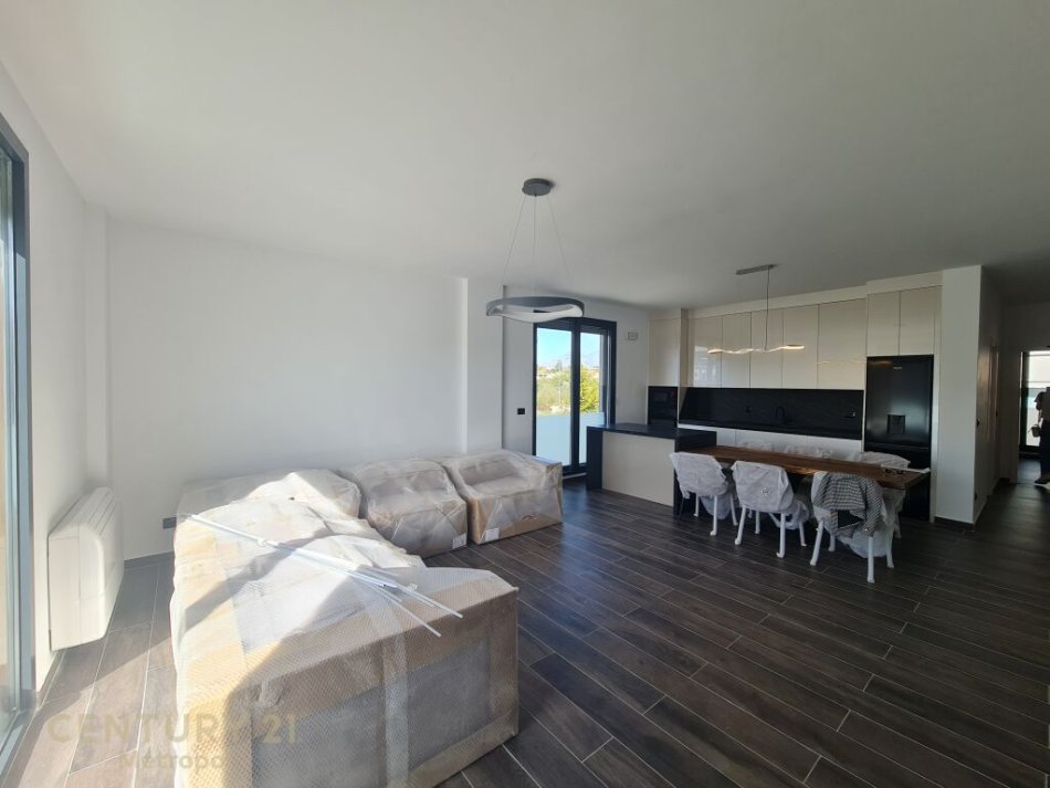 Tirane, jepet me qera apartament 2+1+Aneks+Ballkon Kati 2, 105 m² 1.600 € (TEG)