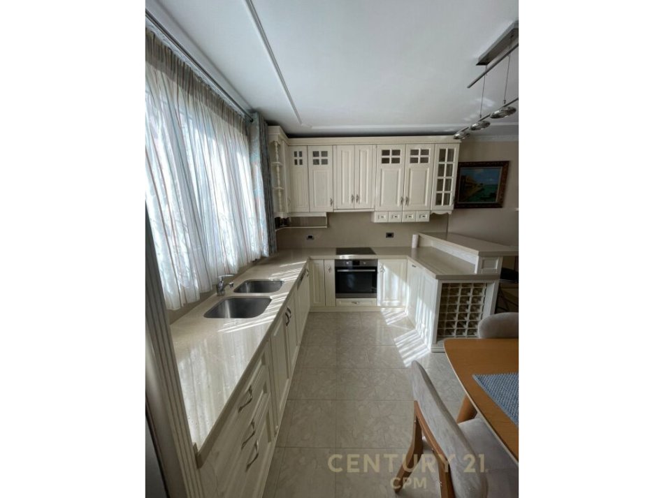 Tirane, jepet me qera apartament 3+1+Ballkon Kati 3, 95 m² 600 € (Laprake)