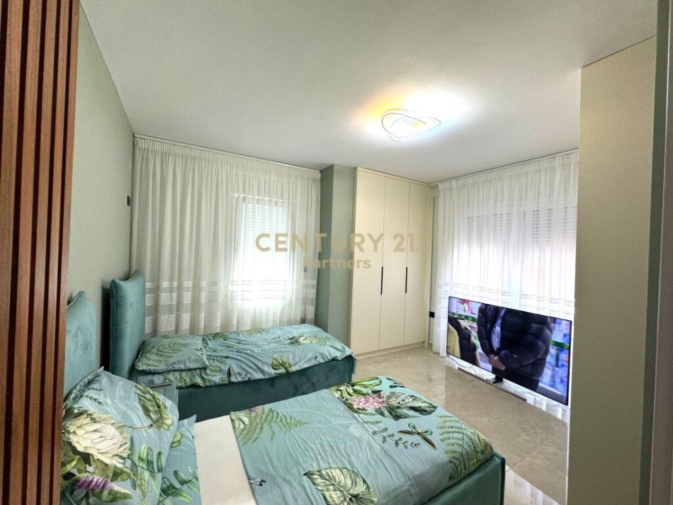 Tirane, jepet me qera apartament 2+1 Kati 7, 108 m² 750 € (Unaza e re)