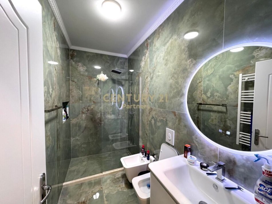 Tirane, jepet me qera apartament 2+1 Kati 7, 108 m² 750 € (Unaza e re)