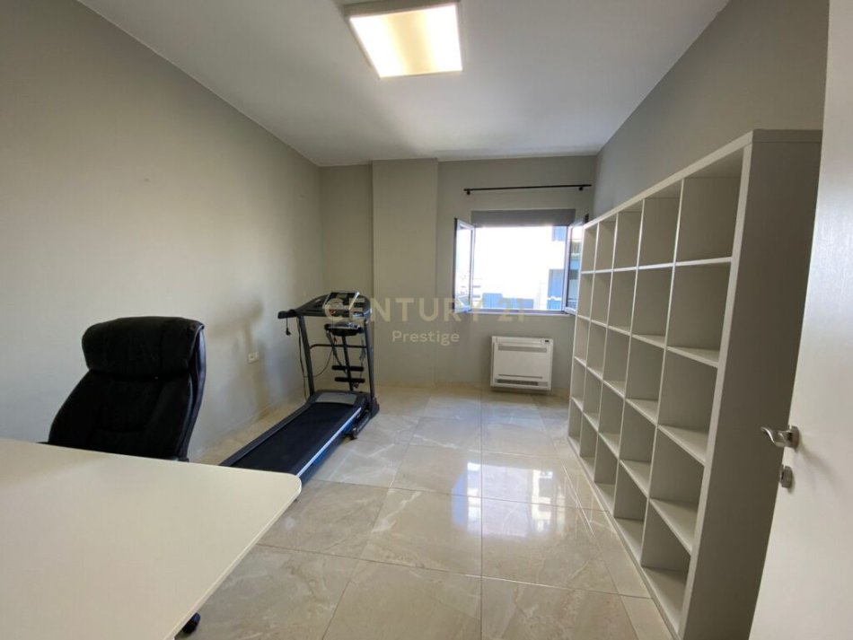Tirane, jepet me qera apartament 2+1 Kati 4, 97 m² 850 € (liqeni i tiranes)