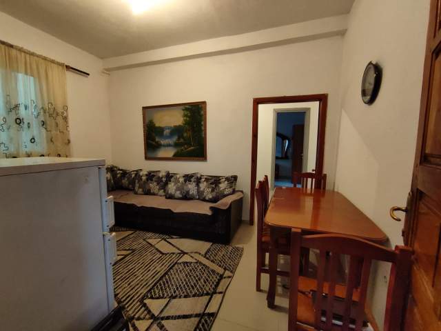 Tirane, jepet me qera apartament 2+1 Kati 1, 80 m² 300 Euro (stacioni trenit)