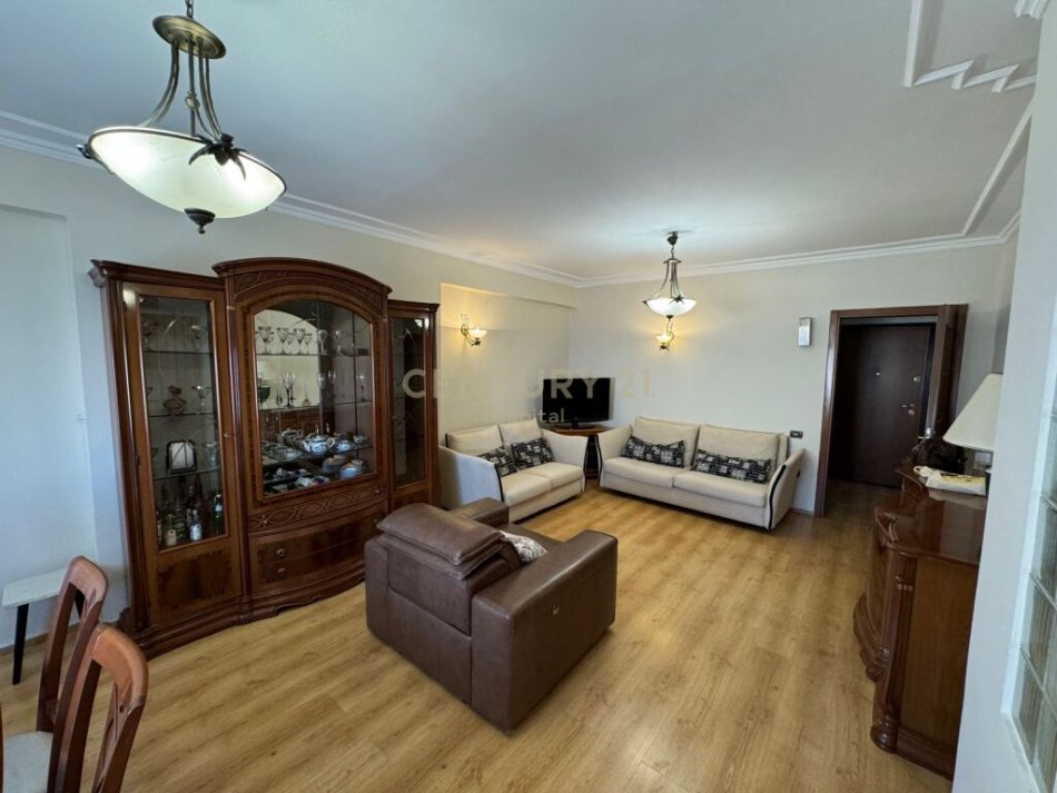 Tirane, jepet me qera apartament 2+1 Kati 6, 110 m² 700 € 