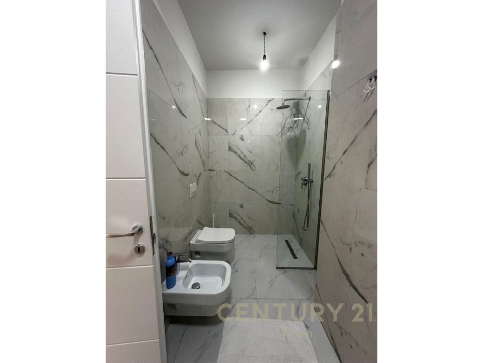 Tirane, jap me qera apartament 2+1+2 , 92 m² 1.200 € (Rruga e Kosovarëve)