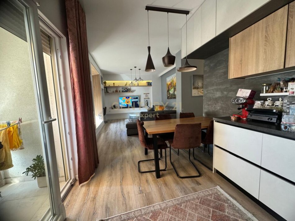 Tirane, shitet apartament 2+1+Ballkon Kati 4, 108 m² 235.000 € (fusha ali demi)