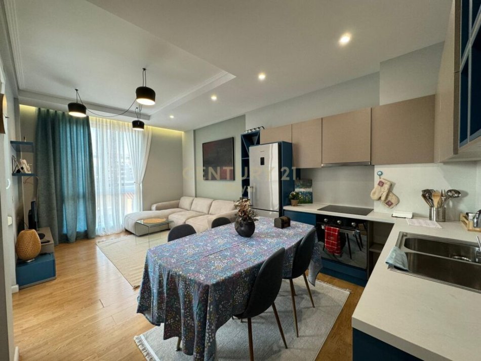 Tirane, jepet me qera apartament 1+1 Kati 4, 56 m² 700 € (21 Dhjetori royal102704)
