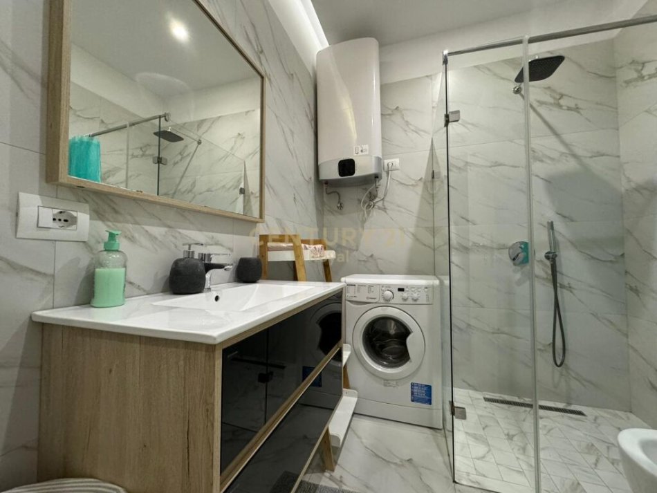 Tirane, jepet me qera apartament 1+1 Kati 4, 56 m² 700 € (21 Dhjetori royal102704)