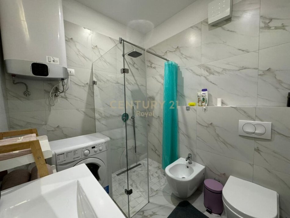 Tirane, jepet me qera apartament 1+1 Kati 4, 56 m² 700 € (21 Dhjetori royal102704)