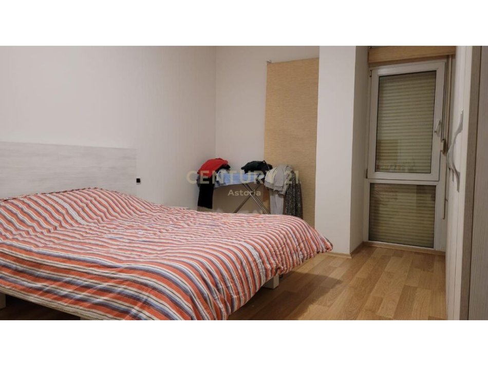 Tirane, jap me qera apartament 1+1 , 73 m² 550 € ( Rruga "Xhon Kenedi", Kopshti Botanik Zoologjik)