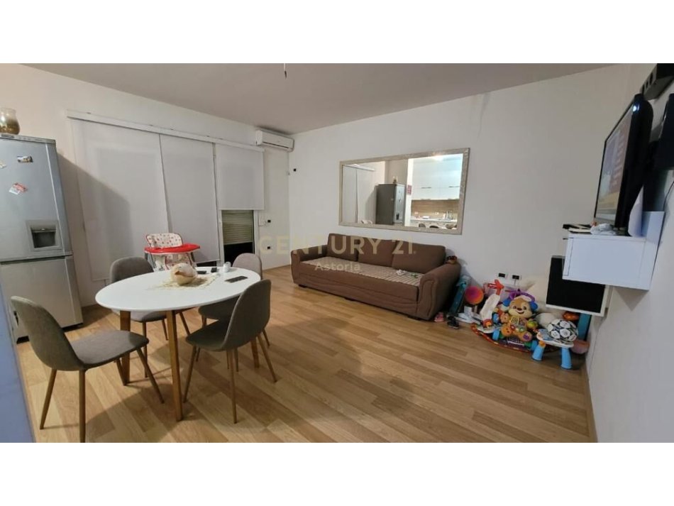 Tirane, jap me qera apartament 1+1 , 73 m² 550 € ( Rruga "Xhon Kenedi", Kopshti Botanik Zoologjik)