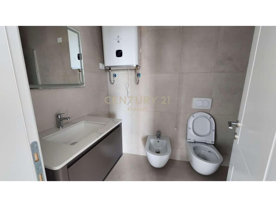 Tirane, jap me qera zyre , 132 m² 1.400 € (Residenca Lake View, Liqeni i Tiranës)