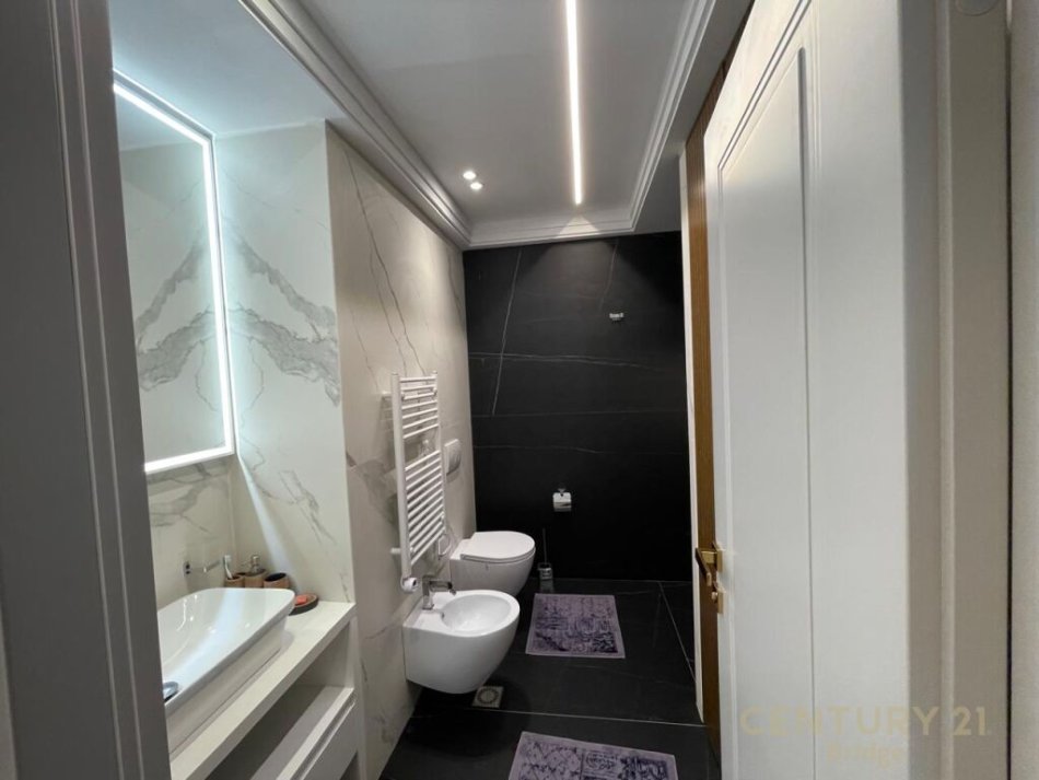 Tirane, jepet me qera apartament 2+1 Kati 5, 163 m² 2.000 € (KOPSHTI ZOOLOGJIK)