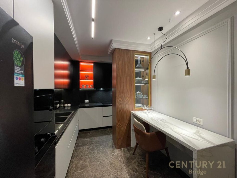 Tirane, jap me qera apartament 2+1+2 , 163 m² 2.000 € (Kopshti Botanik Zoologjik)