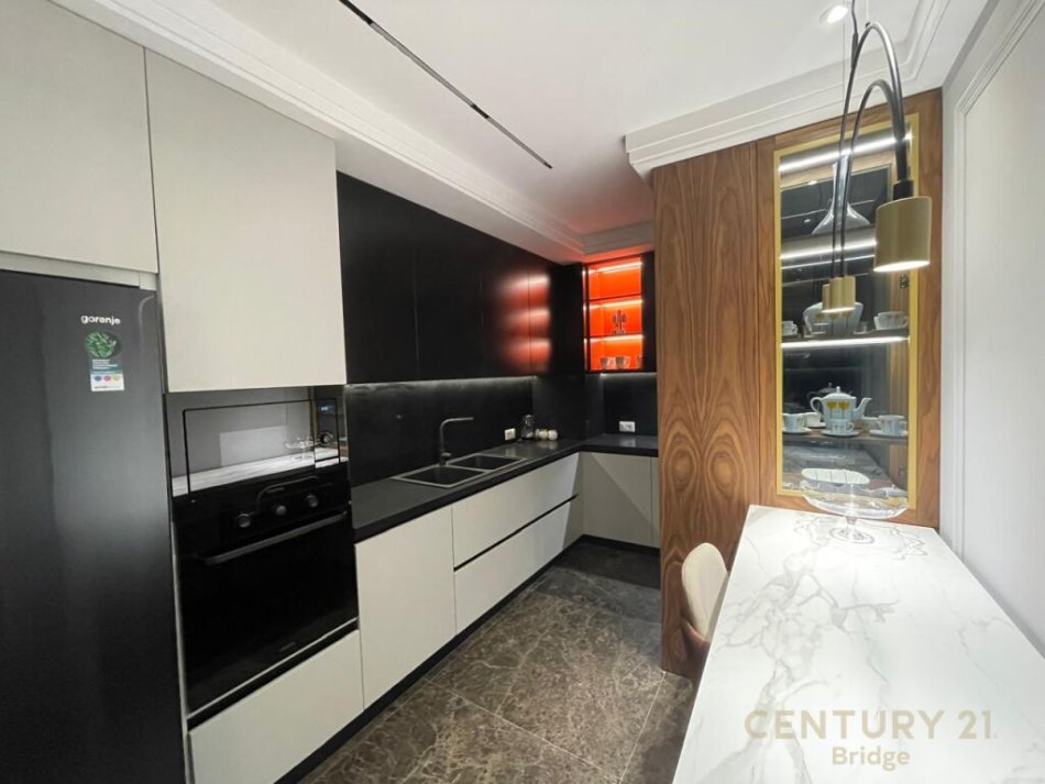 Tirane, jepet me qera apartament 2+1 Kati 5, 163 m² 2.000 € (KOPSHTI ZOOLOGJIK)