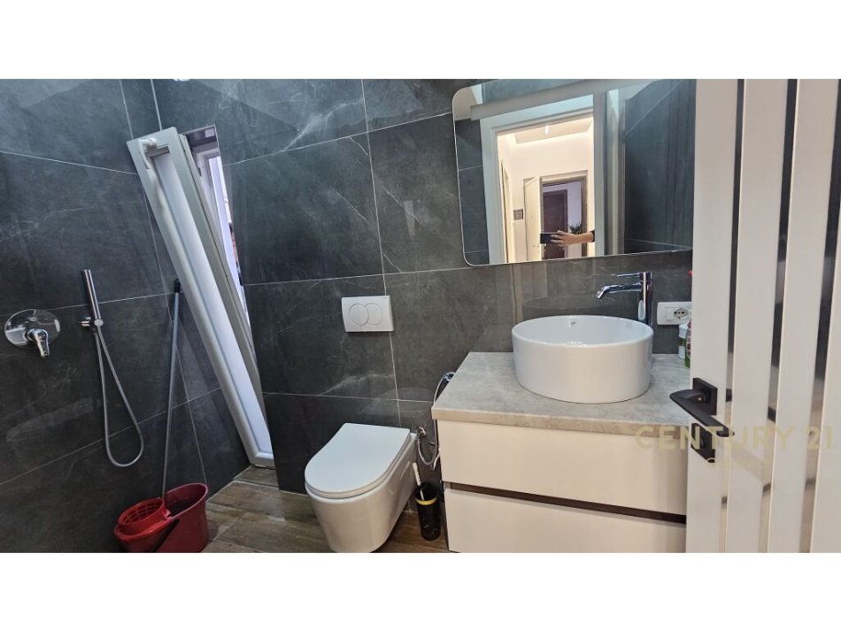Tirane, jepet me qera 1+1 Kati 5, 48 m² 500 € (Pazari i Ri)