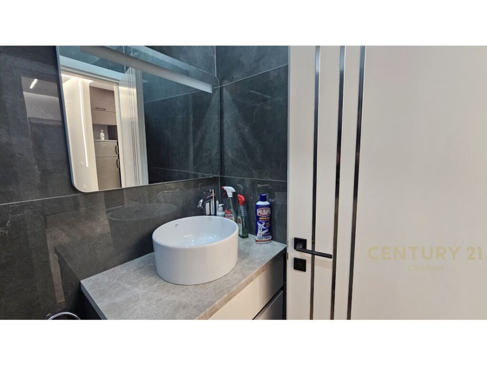 Tirane, jepet me qera 1+1 Kati 5, 48 m² 500 € (Pazari i Ri)