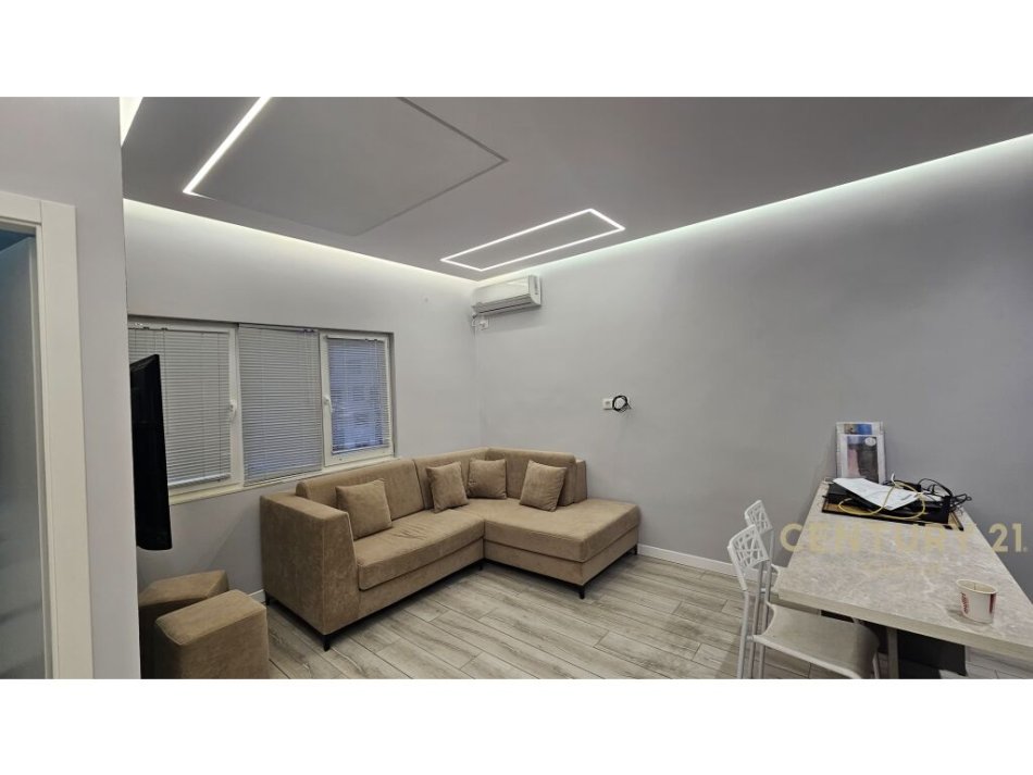 Tirane, jepet me qera 1+1 Kati 5, 48 m² 500 € (Pazari i Ri)