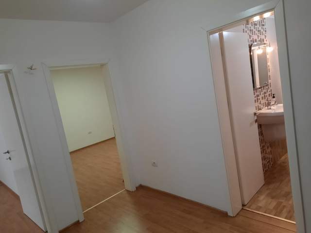 Tirane, jepet me qera ambjent biznesi Kati 2, 100 m² 1.000 Euro (shushica)