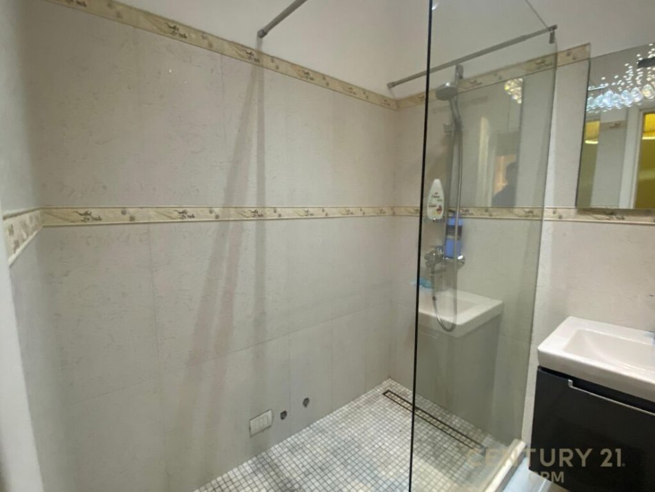 Tirane, jap me qera apartament 2+1+Ballkon , 80 m² 600 € (Komuna e Parisit)
