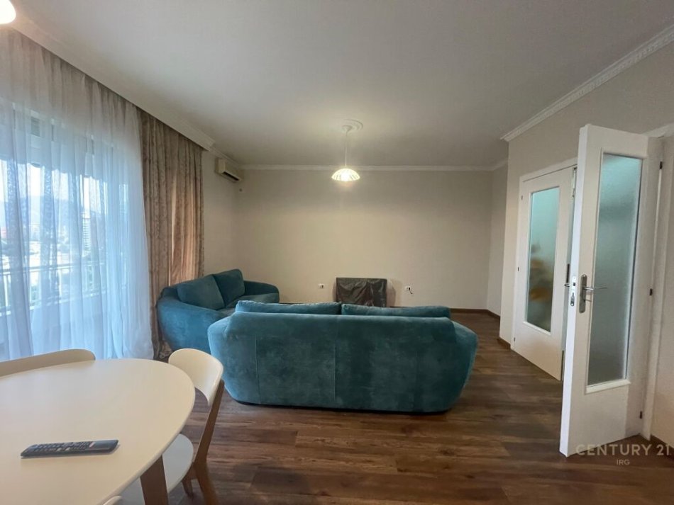 Tirane, jepet me qera apartament 2+1 Kati 7, 96 m² 1.300 € (Bllok)