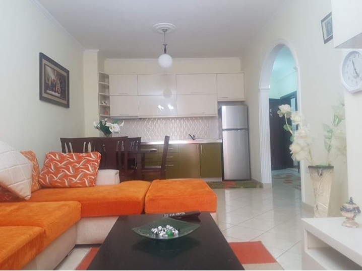 Tirane, jepet me qera apartament 2+1+Ballkon Kati 2, 97 m² 450 € (Yzberisht prane KMY)