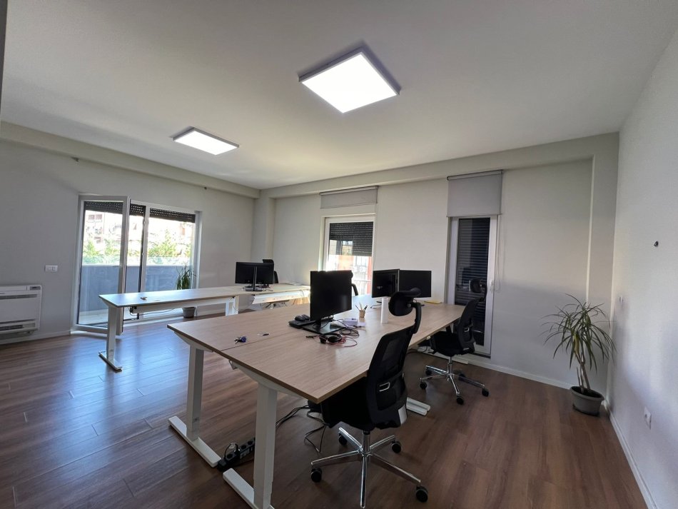 Tirane, jepet me qera ambjent biznesi Kati 1, 107 m² 750 € (ish hipoteka)
