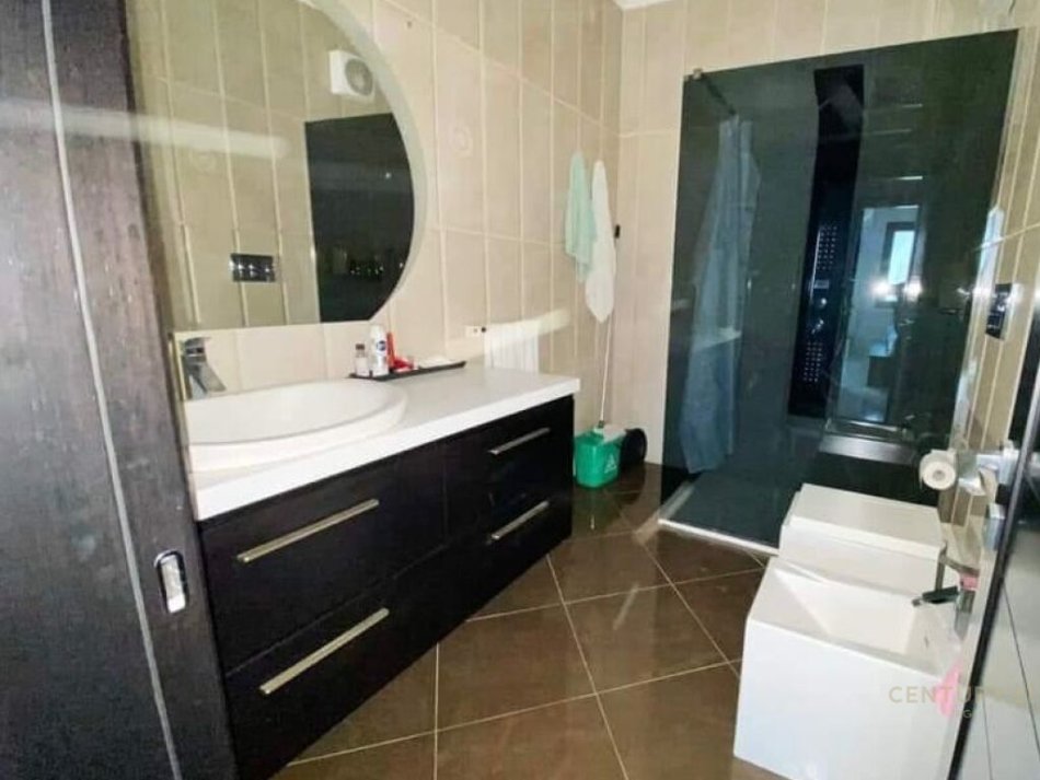 Tirane, jap me qera apartament 1+1+Ballkon , 108 m² 750 € (Liqeni i Thatë)