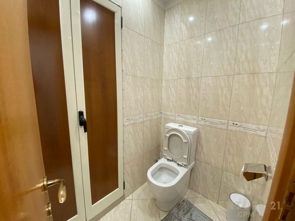 Tirane, jap me qera ambjent biznesi , 104 m² 1.900 € (Ish Blloku)