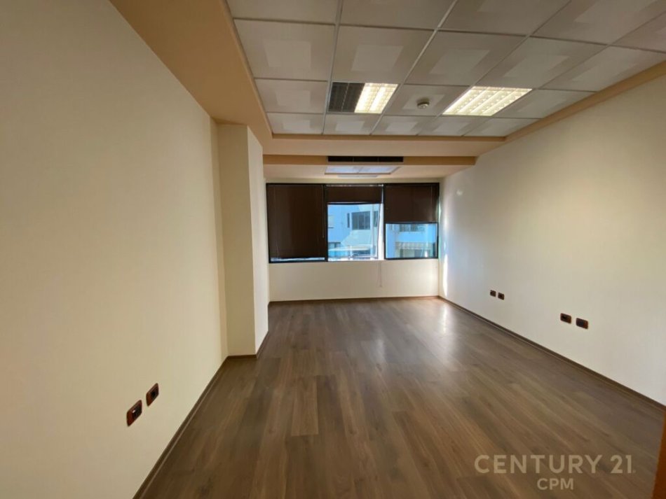 Tirane, jap me qera ambjent biznesi , 104 m² 1.900 € (Ish Blloku)