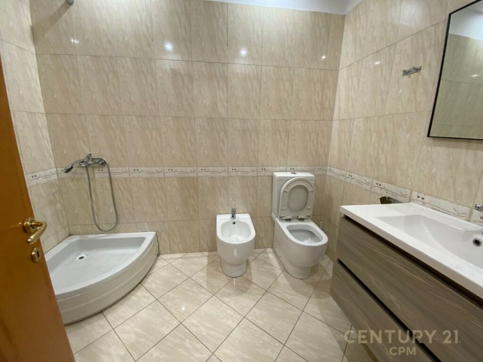 Tirane, jap me qera ambjent biznesi , 104 m² 1.900 € (Ish Blloku)