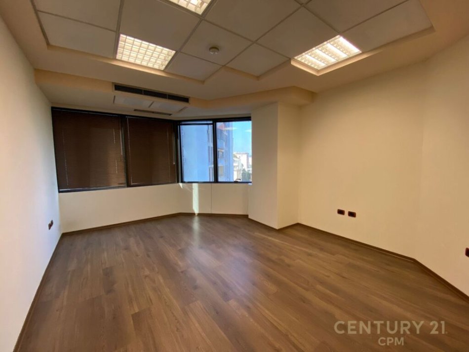 Tirane, jap me qera ambjent biznesi , 104 m² 1.900 € (Ish Blloku)