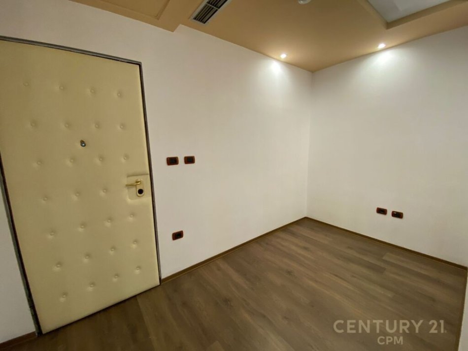 Tirane, jap me qera ambjent biznesi , 104 m² 1.900 € (Ish Blloku)