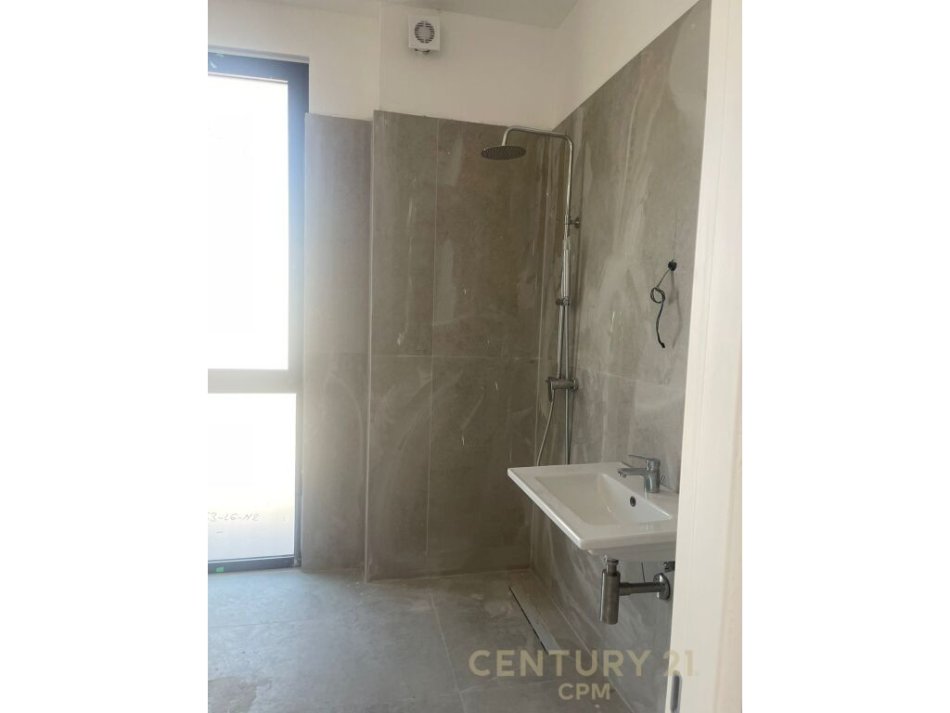 Tirane, jap me qera zyre , 94 m² 1.300 € (Rruga e Kosovarëve)