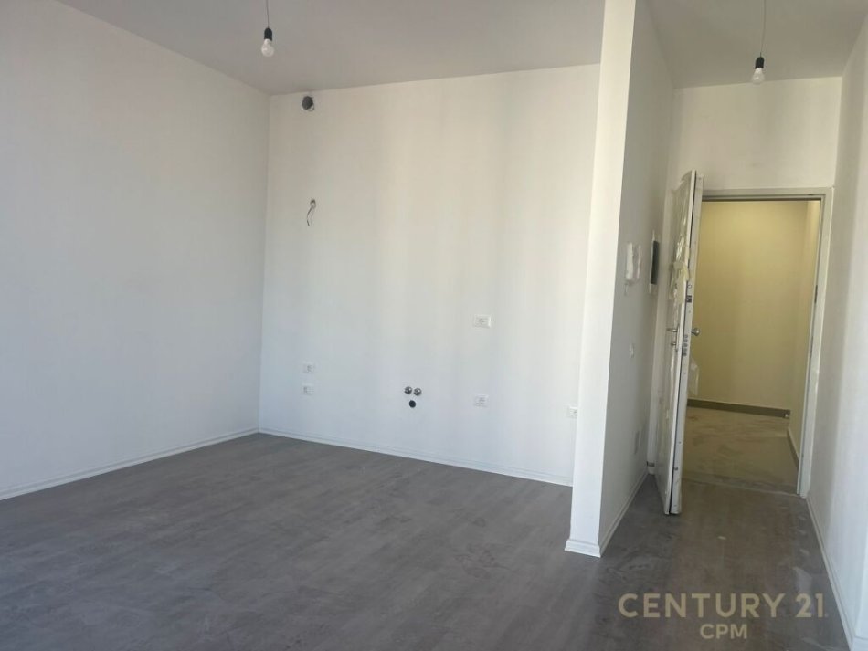 Tirane, jap me qera zyre , 94 m² 1.300 € (Rruga e Kosovarëve)