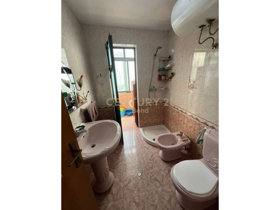 Tirane, jepet me qera apartament 2+1 Kati 2, 94 m² 600 € (Vasil Shanto bond103003)
