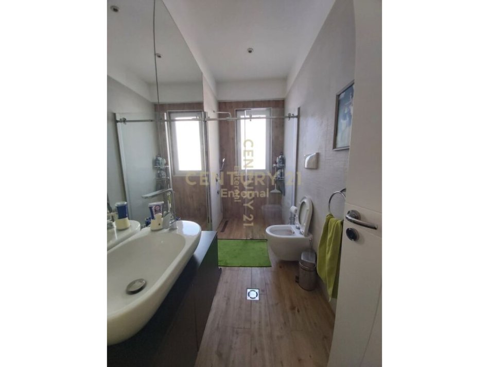 Tirane, jap me qera apartament 3+1+2+Ballkon , 170 m² 1.300 € (Kodra e Diellit)