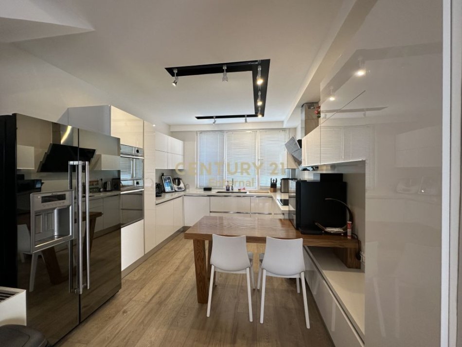 Tirane, jap me qera apartament 3+1+2+Ballkon , 170 m² 1.300 € (Kodra e Diellit)