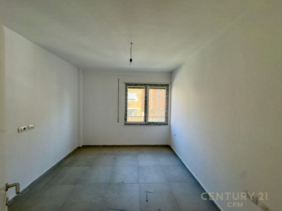 Tirane, jepet me qera apartament 1+1 Kati 1, 60 m² 550 € (Pazari i Ri smart103040)