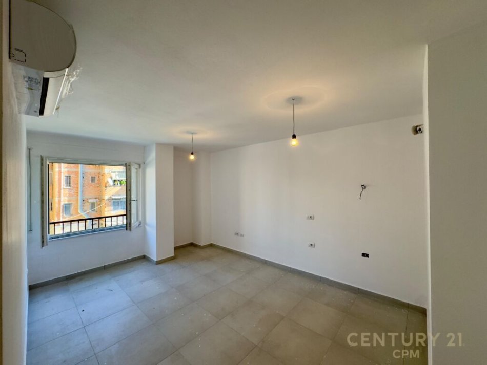 Tirane, jepet me qera apartament 1+1 Kati 1, 60 m² 550 € (Pazari i Ri smart103040)