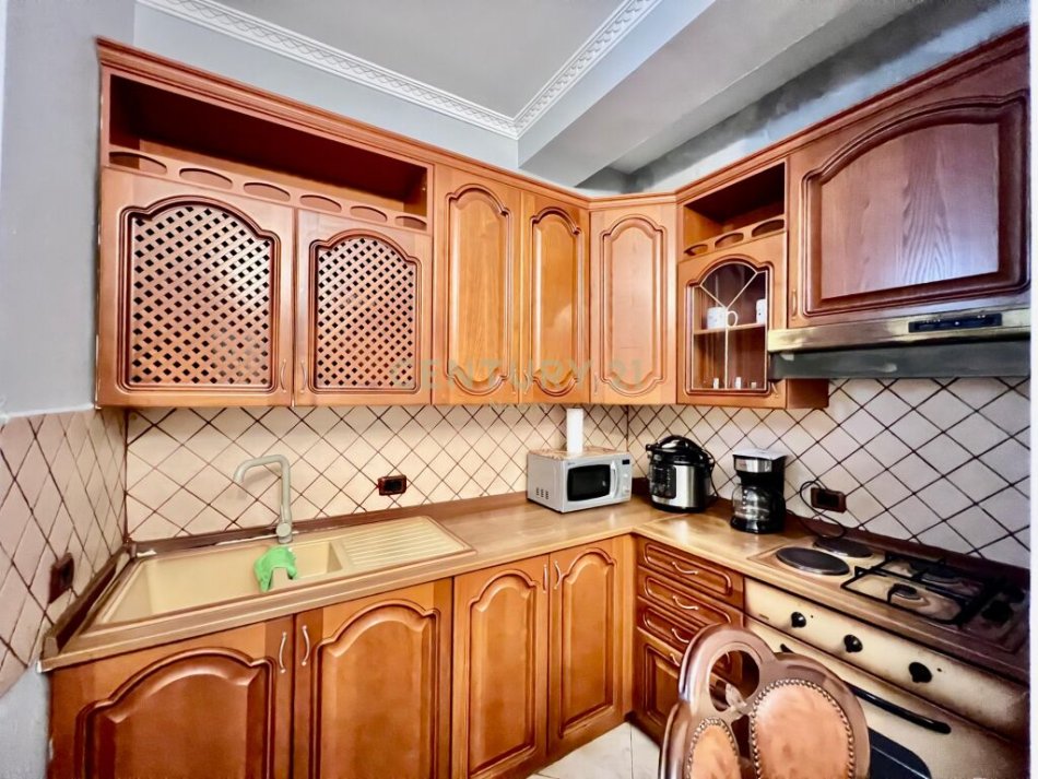 Tirane, jap me qera apartament 1+1+Ballkon , 70 m² 500 € (prapa XHEKO IMPERIAL, Garda)